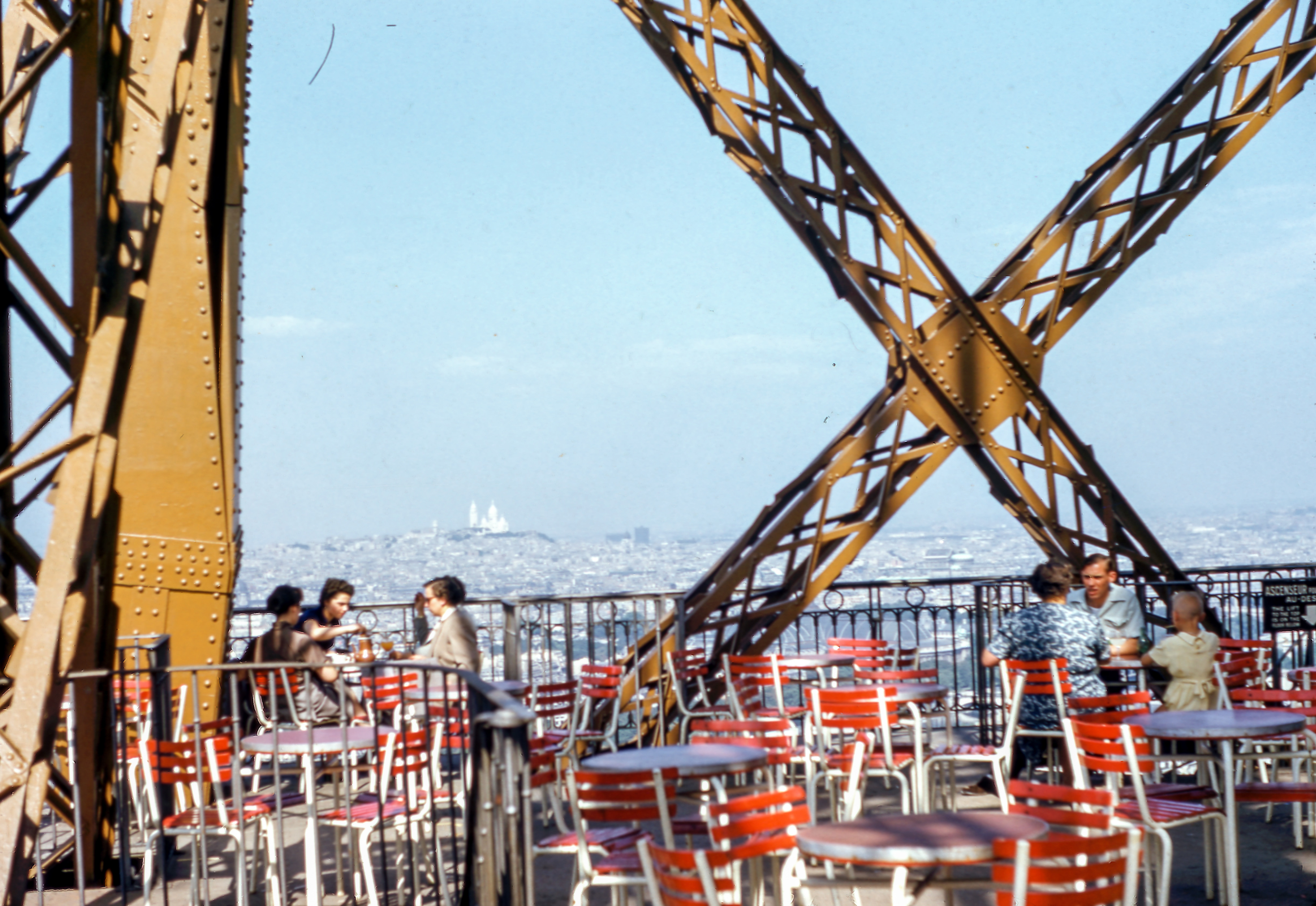 7 Things Only Tourists do in French Restaurants
